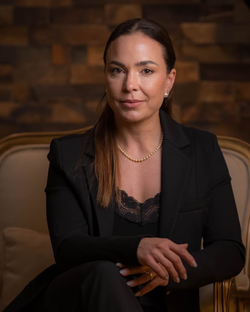 Dra. Luciana Meguerditchian sentada em uma poltrona